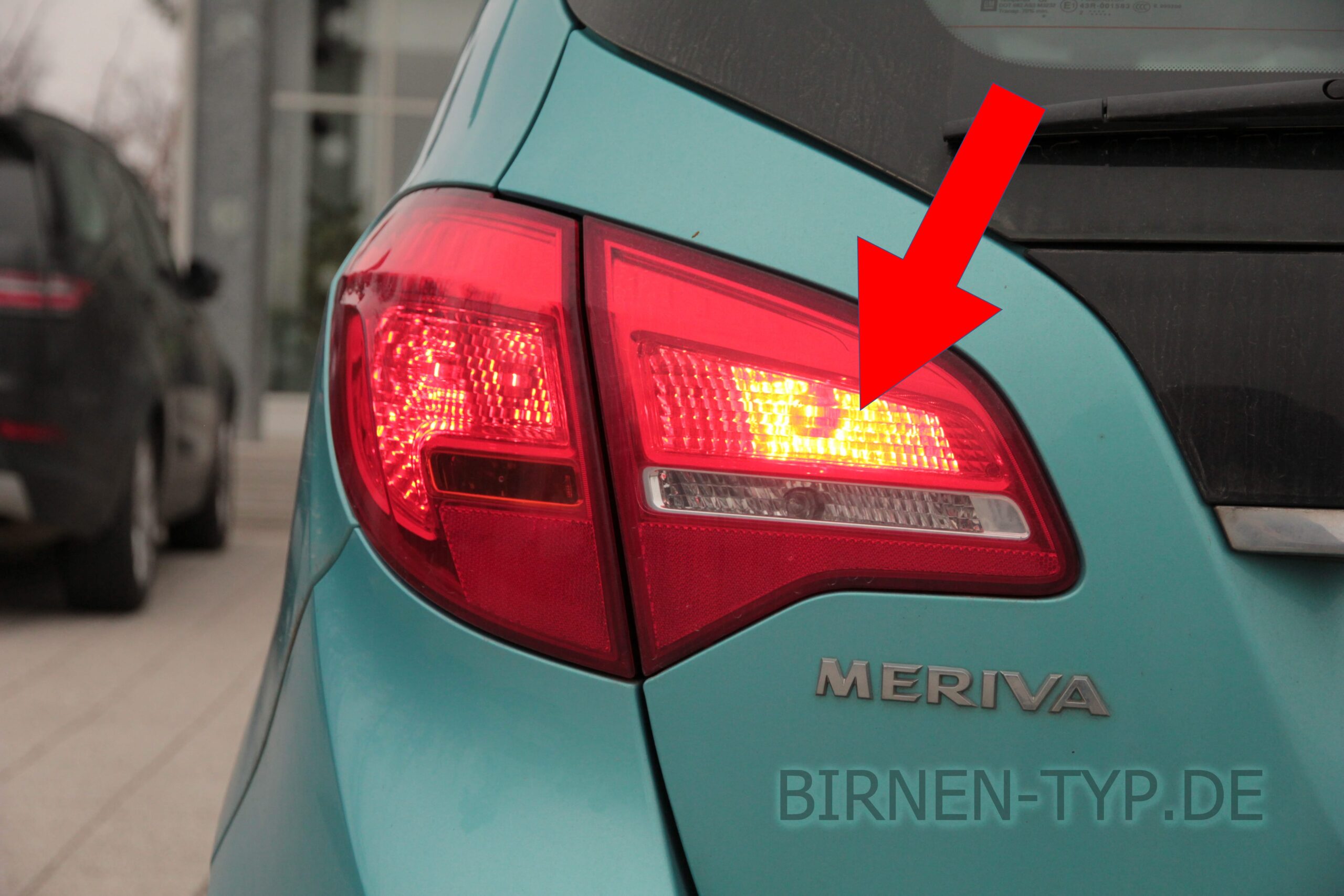 Nebelschlussleuchten-Birne hinten links oder rechts im Rücklicht des Opel Meriva B geht nicht Welche ist die korrekte Birne Bild 1 P21:4W