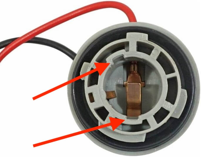 Typischer PY21W Stecker mit seinen asymmetrischen Kontaktpin-Aufnahmen (Fassung auf der Fahrzeugseite) - hier als Ersatzteil aus dem KFZ-Zubehörhandel